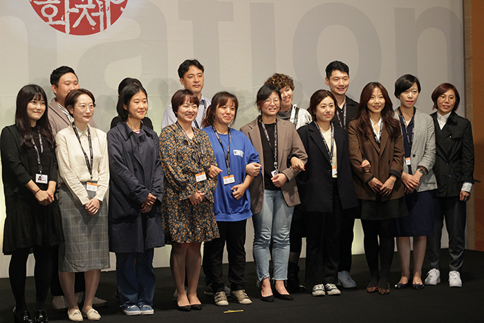  
The session “Book to Film” participants pose for a photo together 

after the pitch session at the Asian Film Market 2018. 

